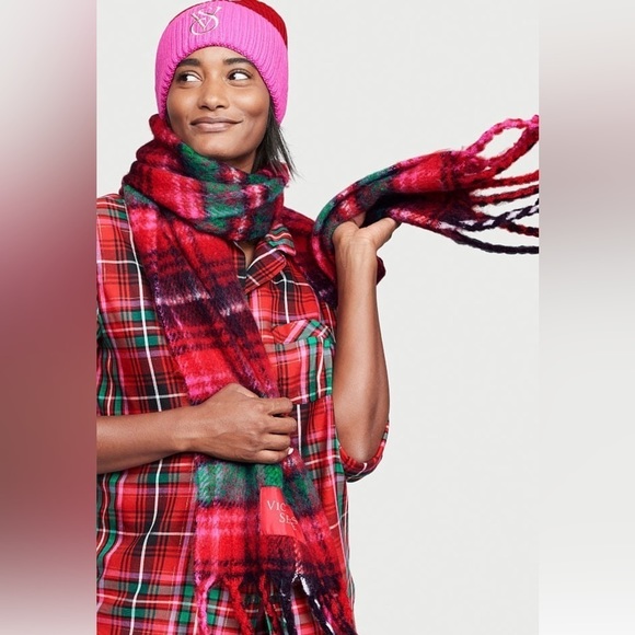 𝅺NWT-💕VICTORIA’S Secret Plaid Scarf and & Beanie Set - Picture 2 of 3